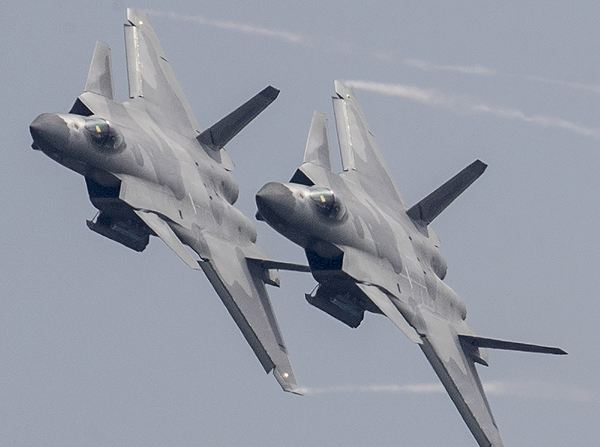 軍事震撼，20架轟炸機(jī)傾瀉240枚導(dǎo)彈的力量展示，軍事震撼，20架轟炸機(jī)傾瀉導(dǎo)彈力量展示日