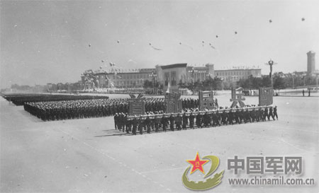 重溫歷史瞬間，探索1959年國慶閱兵視頻，重溫歷史瞬間，探索經(jīng)典，回顧1959年國慶閱兵盛況
