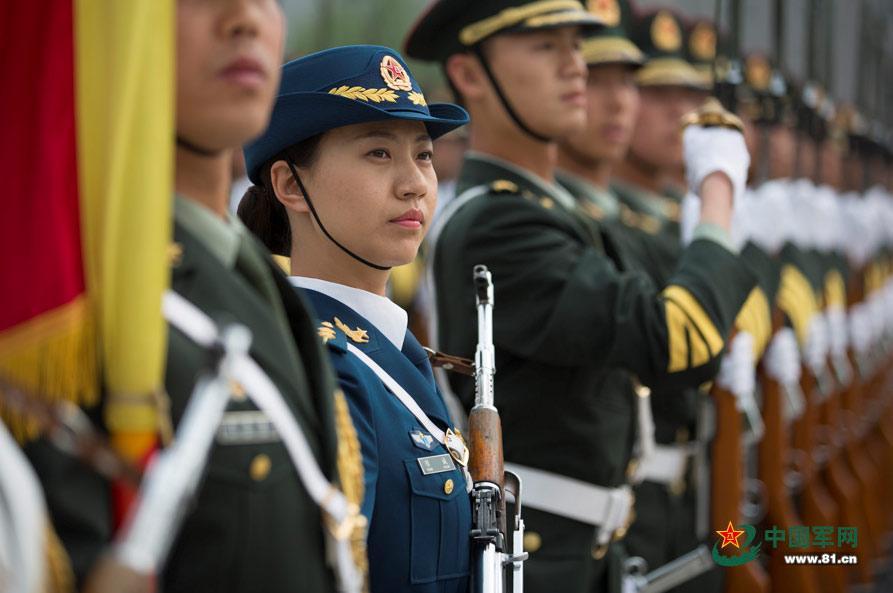 三軍儀仗隊(duì)女兵中隊(duì)，展現(xiàn)新時(shí)代巾幗英雄風(fēng)采，三軍儀仗隊(duì)女兵中隊(duì)，新時(shí)代巾幗英雄的風(fēng)采展現(xiàn)