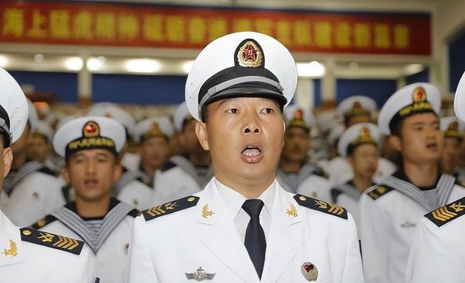 軍士長與軍官，職責、地位和差異解析，軍士長與軍官，職責、地位及差異深度解析