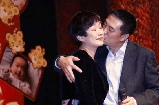 揭秘張嘉譯現(xiàn)任妻子身份，她是誰？，張嘉譯現(xiàn)任妻子身份揭秘，她究竟是誰？