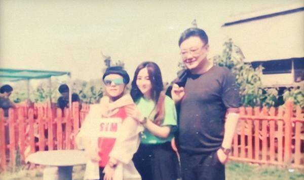 雷佳音一家三口照片，溫馨家庭的幸福瞬間，雷佳音一家三口幸福瞬間照片曝光，溫馨家庭展現(xiàn)幸福力量