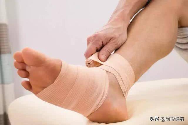 腳崴了腳側(cè)面鼓個包怎么辦？——全方位指南，腳崴后側(cè)面出現(xiàn)鼓包怎么辦？全方位指南幫你解決煩惱！